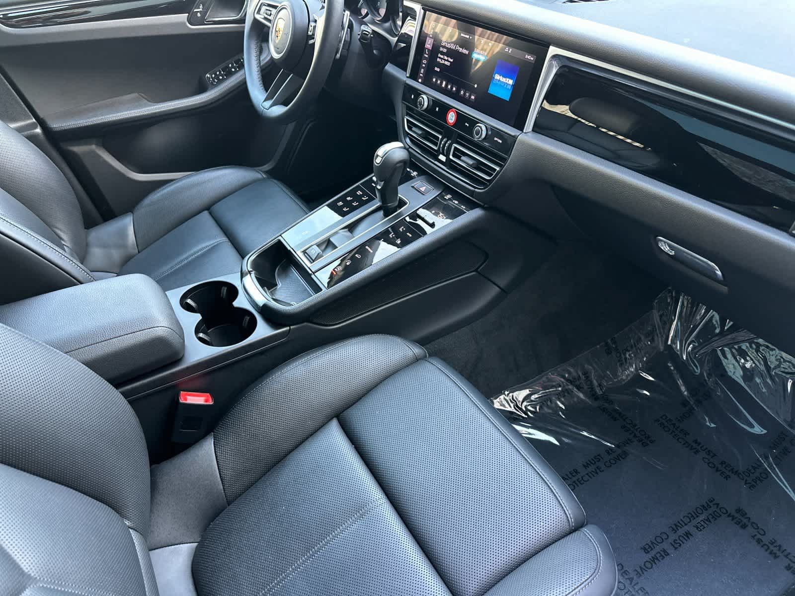 Certified 2025 Porsche Macan AWD/4WD image 17