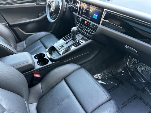 Certified 2025 Porsche Macan AWD/4WD image 17