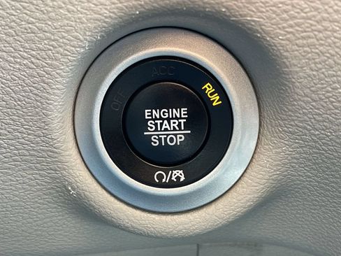 Used 2023 Chrysler Pacifica Touring-L FWD image 31