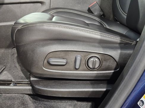 Used 2023 Chevrolet Traverse LT w/ Rear Camera Mirror Package FWD image 24