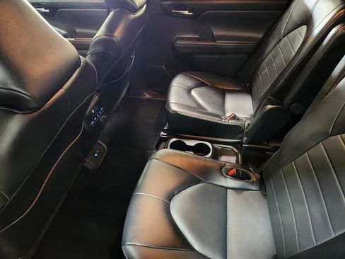 Used 2022 Toyota Highlander XLE image 52