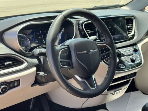 Used 2023 Chrysler Pacifica Touring-L FWD image 18