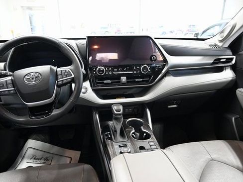 Used 2023 Toyota Highlander Limited image 14
