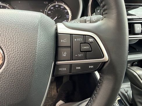 Used 2025 Toyota Highlander XLE AWD/4WD image 14