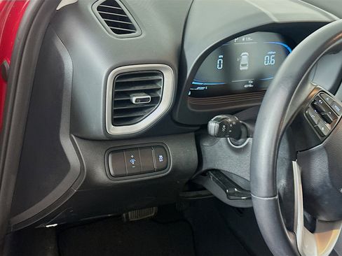 Used 2023 Hyundai Venue SEL image 17