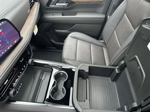 New 2026 Chevrolet Suburban High Country image 24