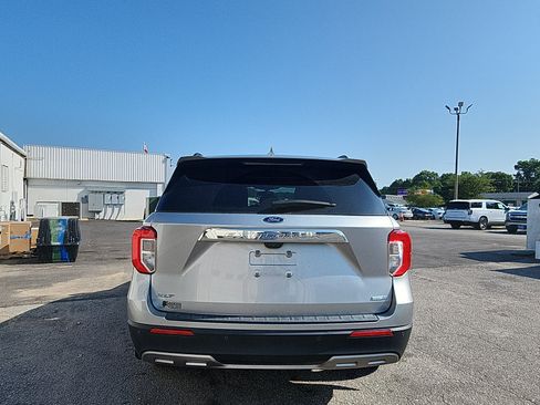 Used 2020 Ford Explorer XLT w/ Equipment Group 202A AWD/4WD image 4