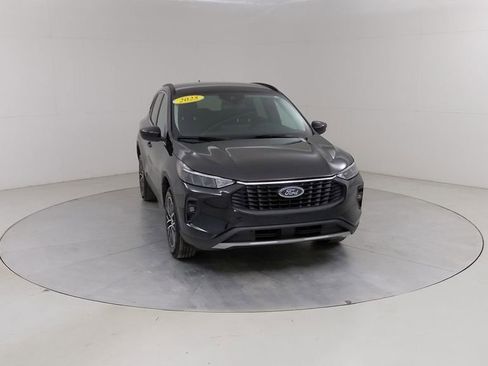 Certified 2025 Ford Escape SE w/ Class II Trailer Tow Package FWD image 9