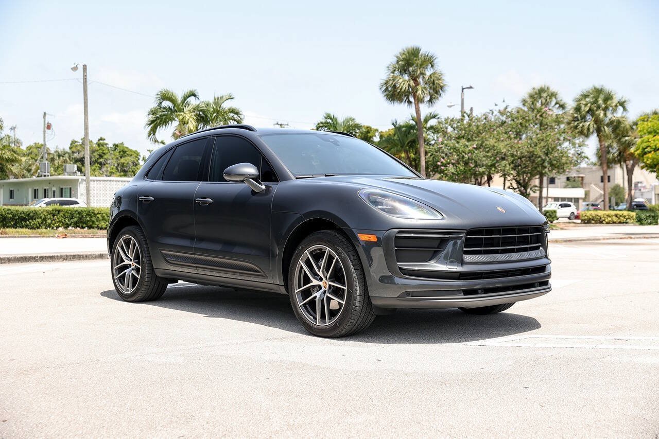 Used 2022 Porsche Macan AWD/4WD image 1