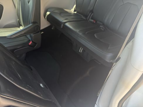 Used 2024 Chrysler Pacifica Touring-L FWD image 33