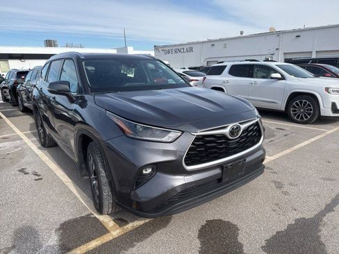 Used 2021 Toyota Highlander XLE image 3