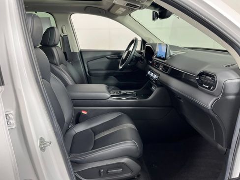Certified 2025 Honda Pilot Touring image 8