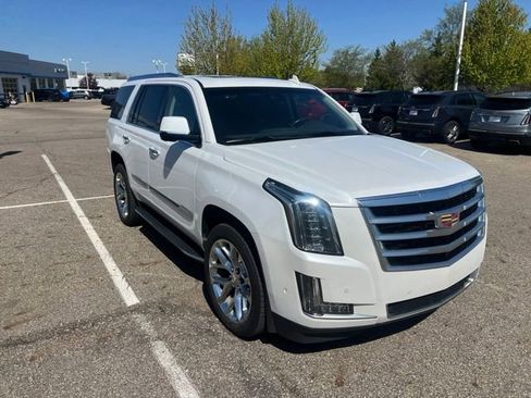 Used 2017 Cadillac Escalade Luxury AWD/4WD image 2