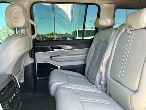 Used 2022 Jeep Wagoneer Series III w/ Premium Group I AWD/4WD image 19
