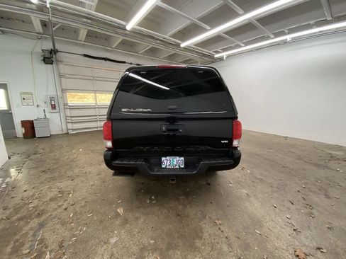 Used 2016 Toyota Tacoma TRD Sport image 5