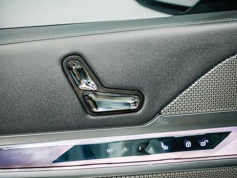 Used 2024 BMW 760i xDrive w/ Executive Package image 21