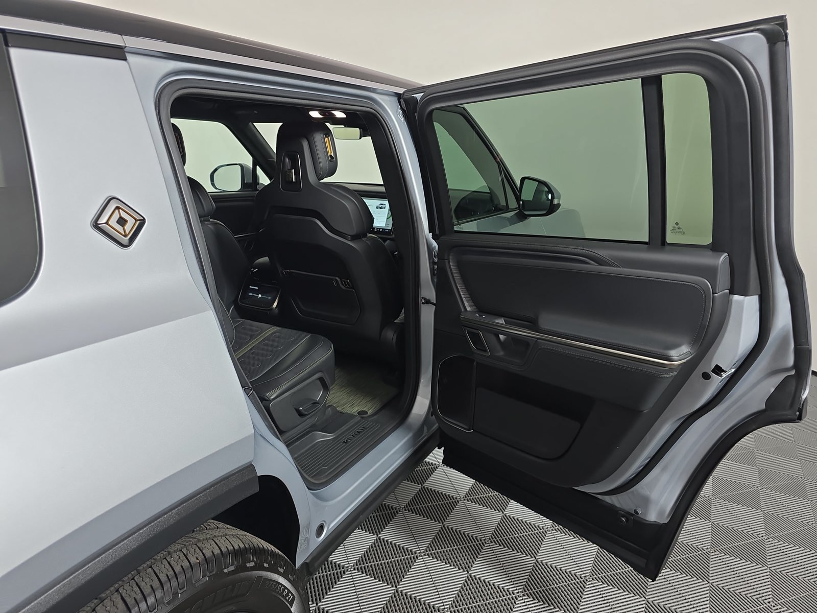 Used 2024 Rivian R1S Adventure Dual AWD/4WD image 19