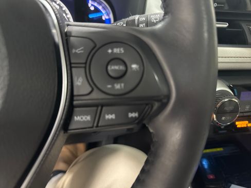 Used 2019 Toyota RAV4 Limited AWD/4WD image 18