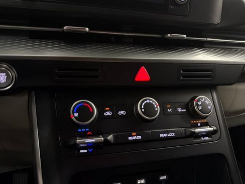 Used 2024 Kia Carnival LX FWD image 21