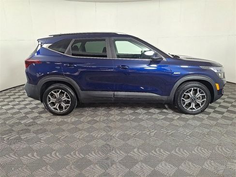 Used 2022 Kia Seltos EX image 11