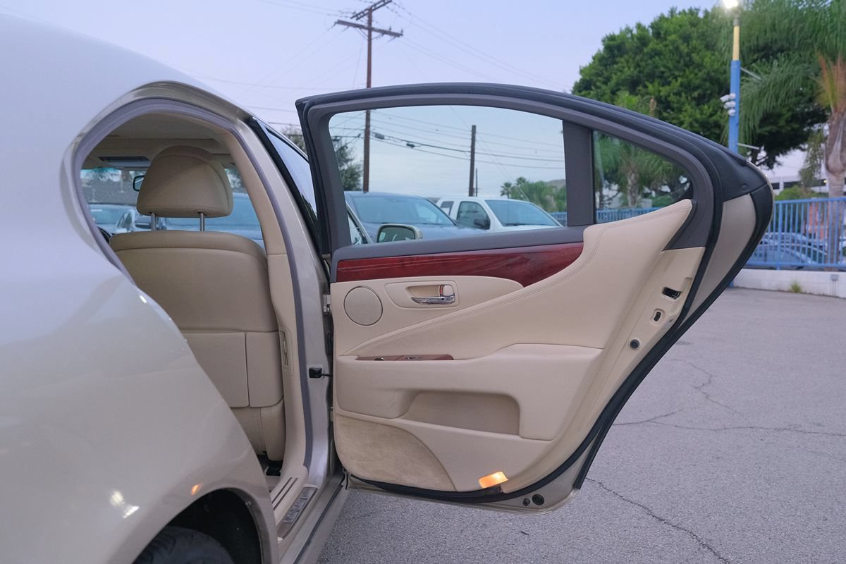 Used 2011 Lexus LS 460 w/ Comfort Pkg RWD image 32