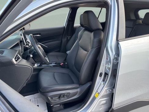 Used 2022 Toyota Corolla Cross XLE image 28