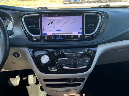 Used 2021 Chrysler Pacifica Touring-L AWD/4WD image 7