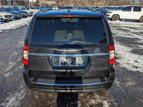 Used 2013 Chrysler Town & Country Touring image 8