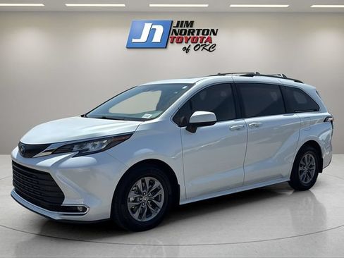 Used 2022 Toyota Sienna XLE FWD image 1