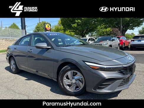 Used 2025 Hyundai Elantra SE FWD image 1