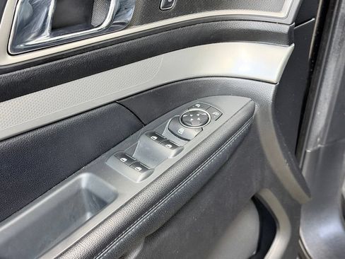 Used 2017 Ford Explorer XLT w/ Equipment Group 202A FWD image 10