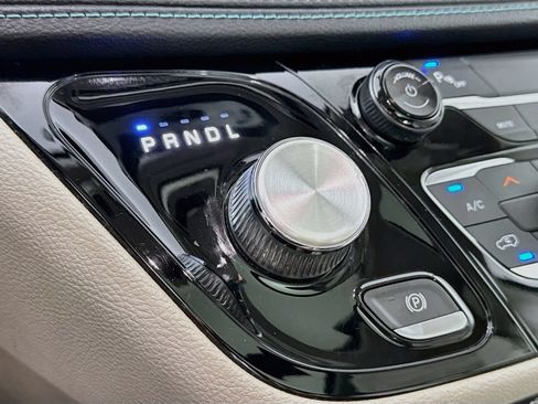 Used 2018 Chrysler Pacifica Limited FWD image 14