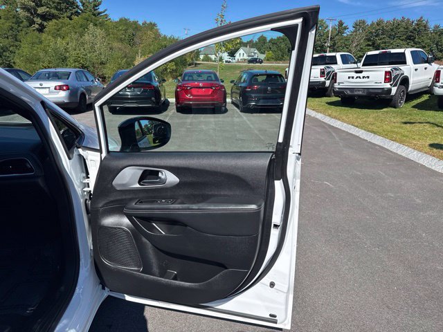 Used 2025 Chrysler Pacifica Limited FWD image 9