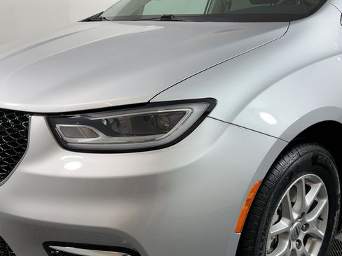 Used 2024 Chrysler Pacifica Touring-L image 10