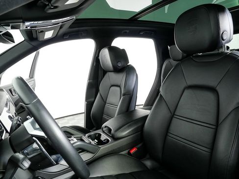 Certified 2023 Porsche Cayenne image 5