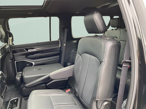 Used 2024 Jeep Wagoneer L Series III w/ Premium Group I AWD/4WD image 19