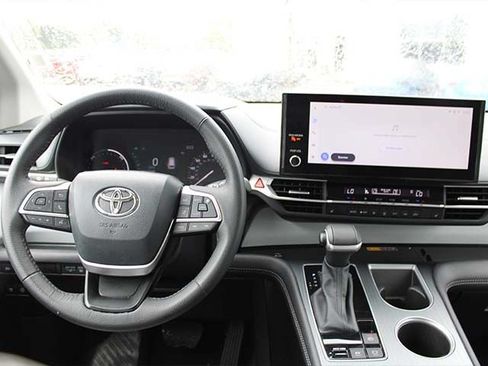 Certified 2026 Toyota Sienna XLE FWD image 11