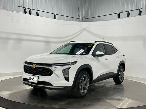 Used 2025 Chevrolet Trax LT w/ LT Convenience Package FWD image 8