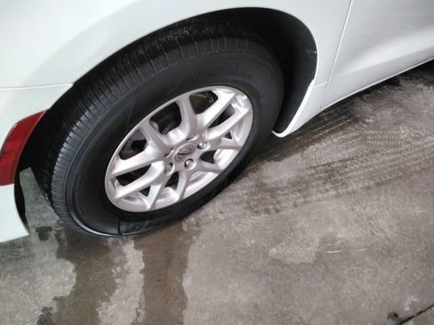 Used 2025 Chrysler Pacifica Select image 16