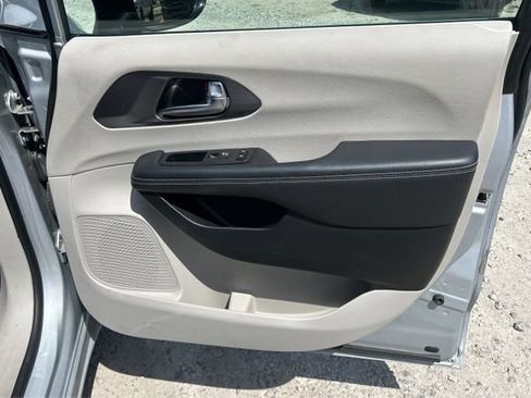 Used 2024 Chrysler Pacifica Touring-L FWD image 21