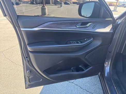 Used 2023 Jeep Grand Cherokee Limited image 11