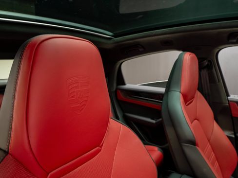 Certified 2026 Porsche Cayenne GTS AWD/4WD image 35
