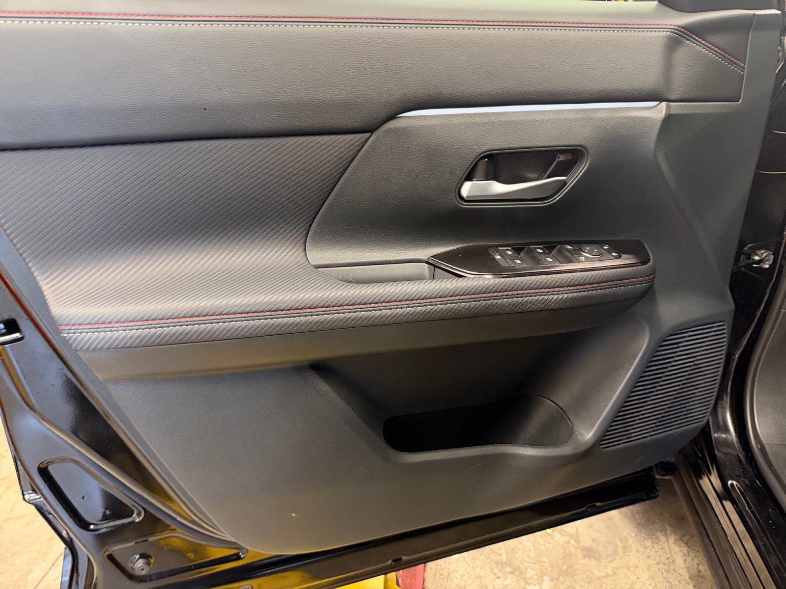 Used 2026 Nissan Kicks SR FWD image 25