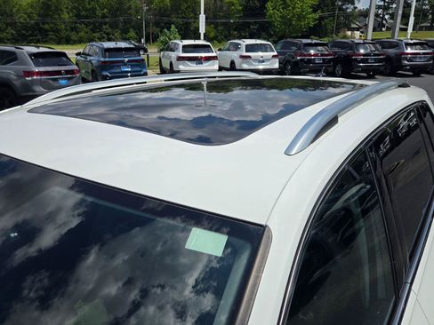 Certified 2022 Volkswagen Tiguan SE w/ Panoramic Sunroof Package FWD image 10