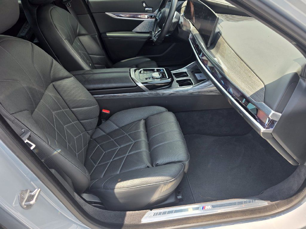 Used 2023 BMW i7 xDrive60 AWD/4WD image 25