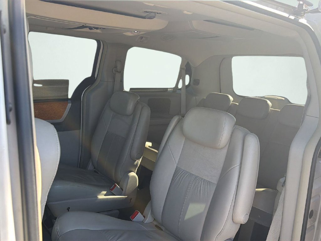 Used 2010 Chrysler Town & Country Limited w/ Entertainment Group #3 FWD image 17