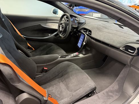 Used 2023 McLaren Artura image 12