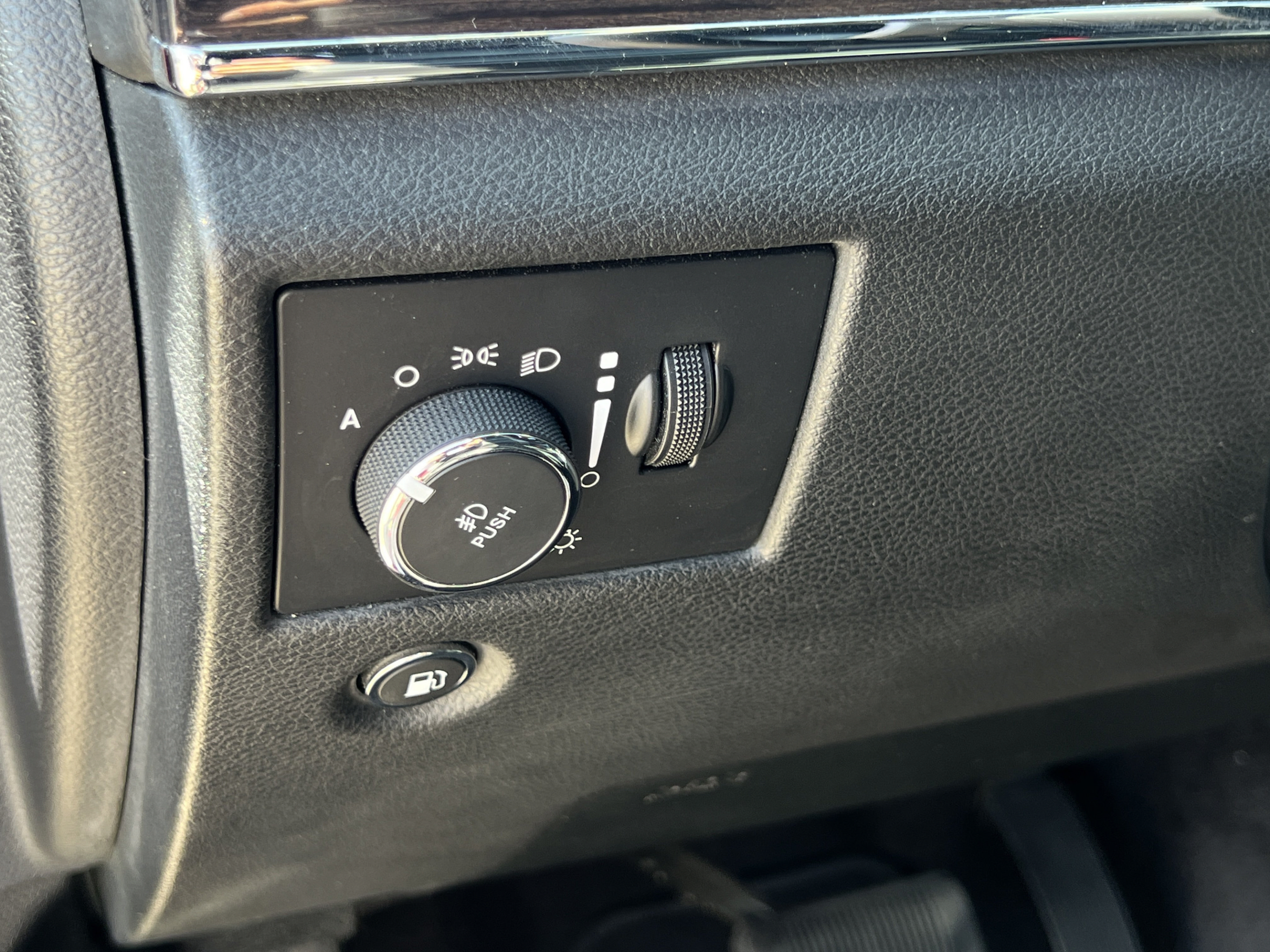 Used 2018 Jeep Grand Cherokee Overland AWD/4WD image 25