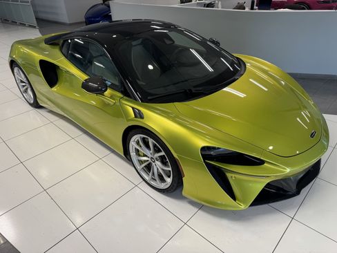Used 2024 McLaren Artura image 10