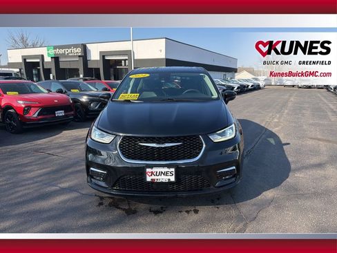 Used 2024 Chrysler Pacifica Touring-L image 13